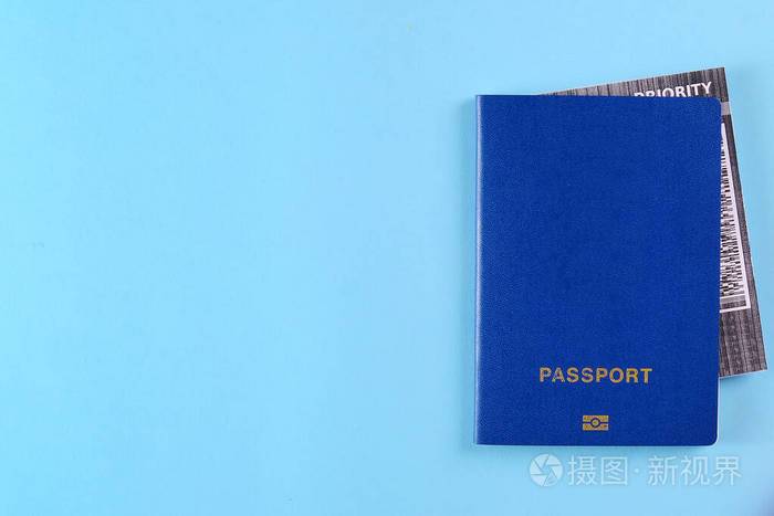 蓝色外挂护照内有飞机票背景为鲜蓝色带复印空间的照片