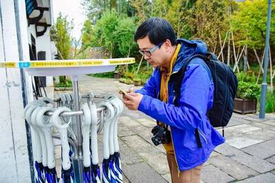 曹景行化身“雨神”!但这场雨来得正是时候,今天浙江旅游风情小镇凭一把定制伞圈了大票真爱粉(内含福利)!